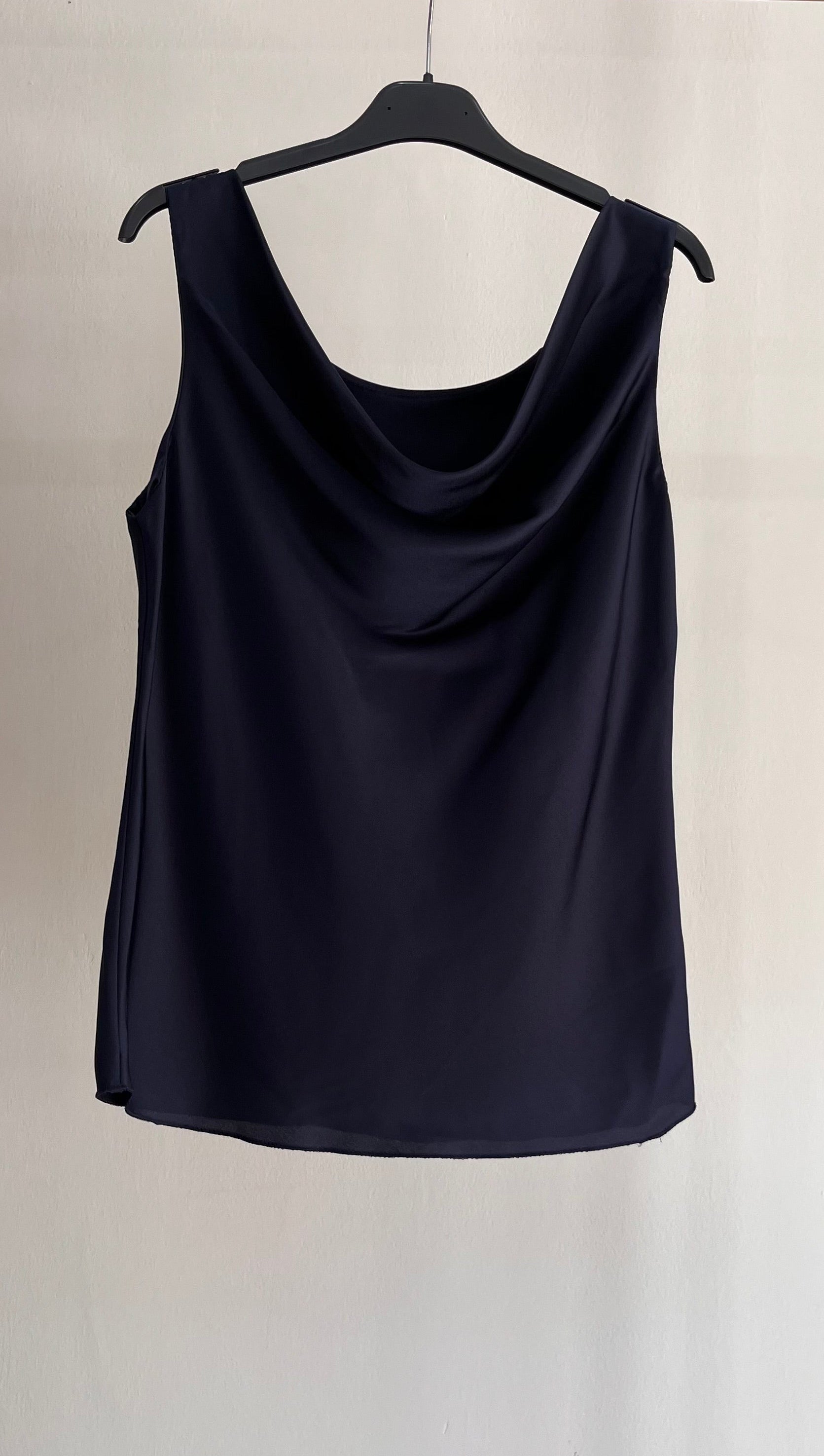 Top Caroline – Top Satinato con Scollo a Cascata