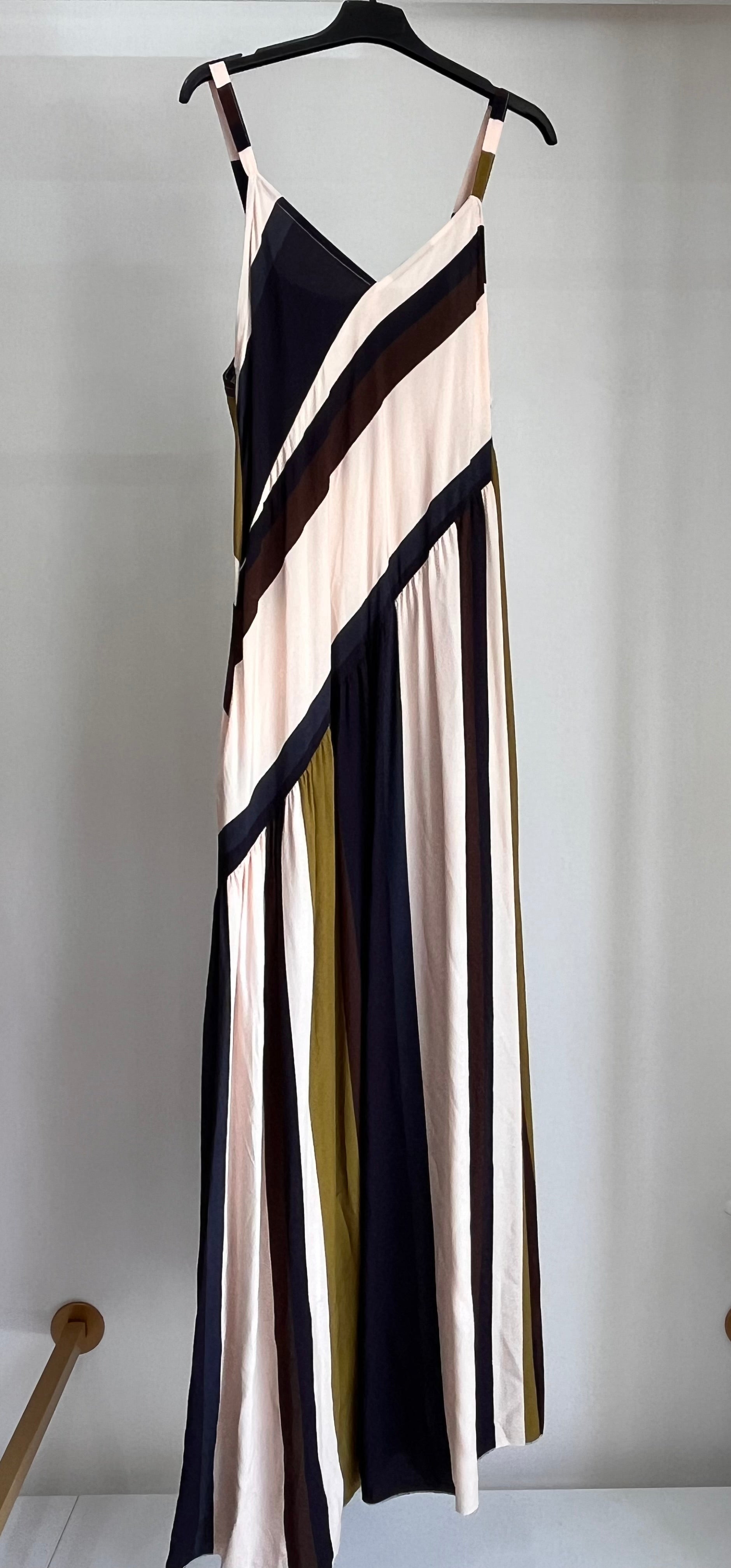 Abito Olivia – Maxi Dress a Righe Diagonali