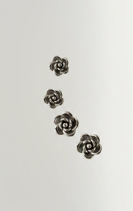 Orecchini Rosella - Orecchini Rosa Argentata | Gioielli Floreali Minimalisti