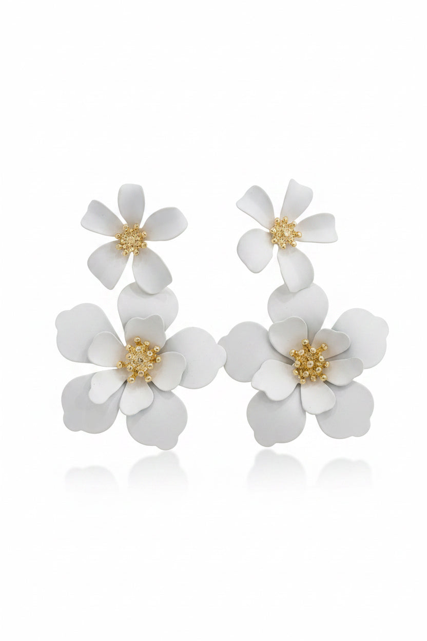 Orecchini Anahí – Doppio Fiore Bianco & Cuore Dorato