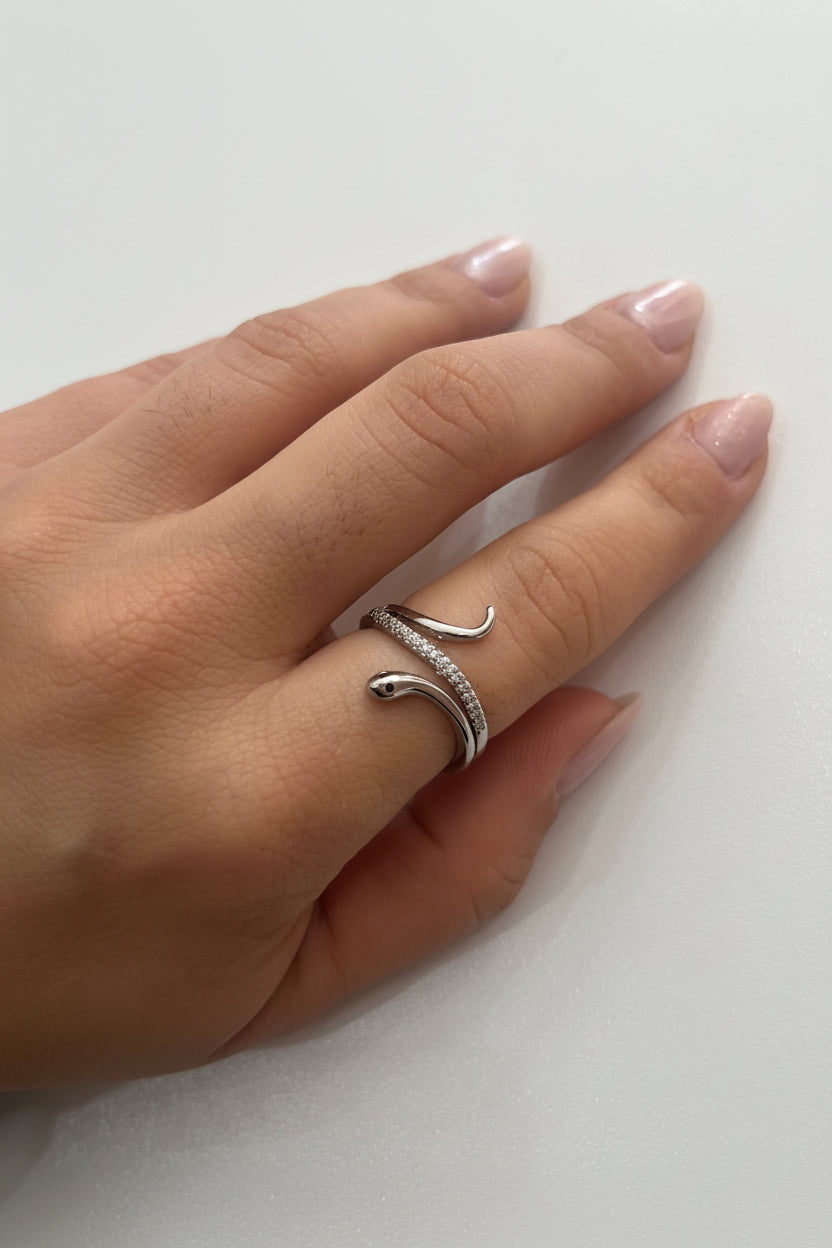 Anello Margot - Anello Serpente Stilizzato Argento con Zirconi | Design a Spirale Moderno