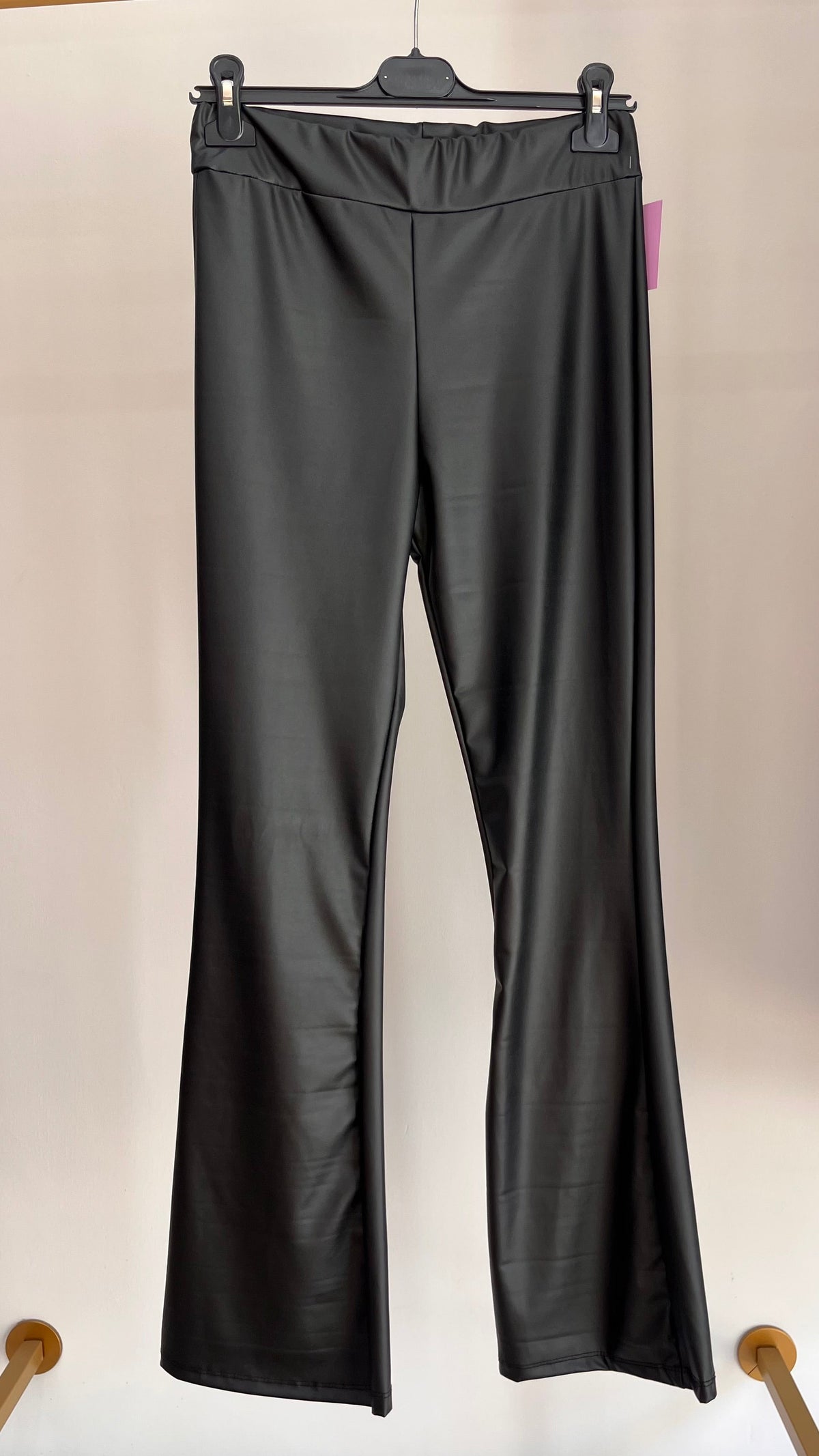 Pantalone Rachel nero a zampa, effetto pelle