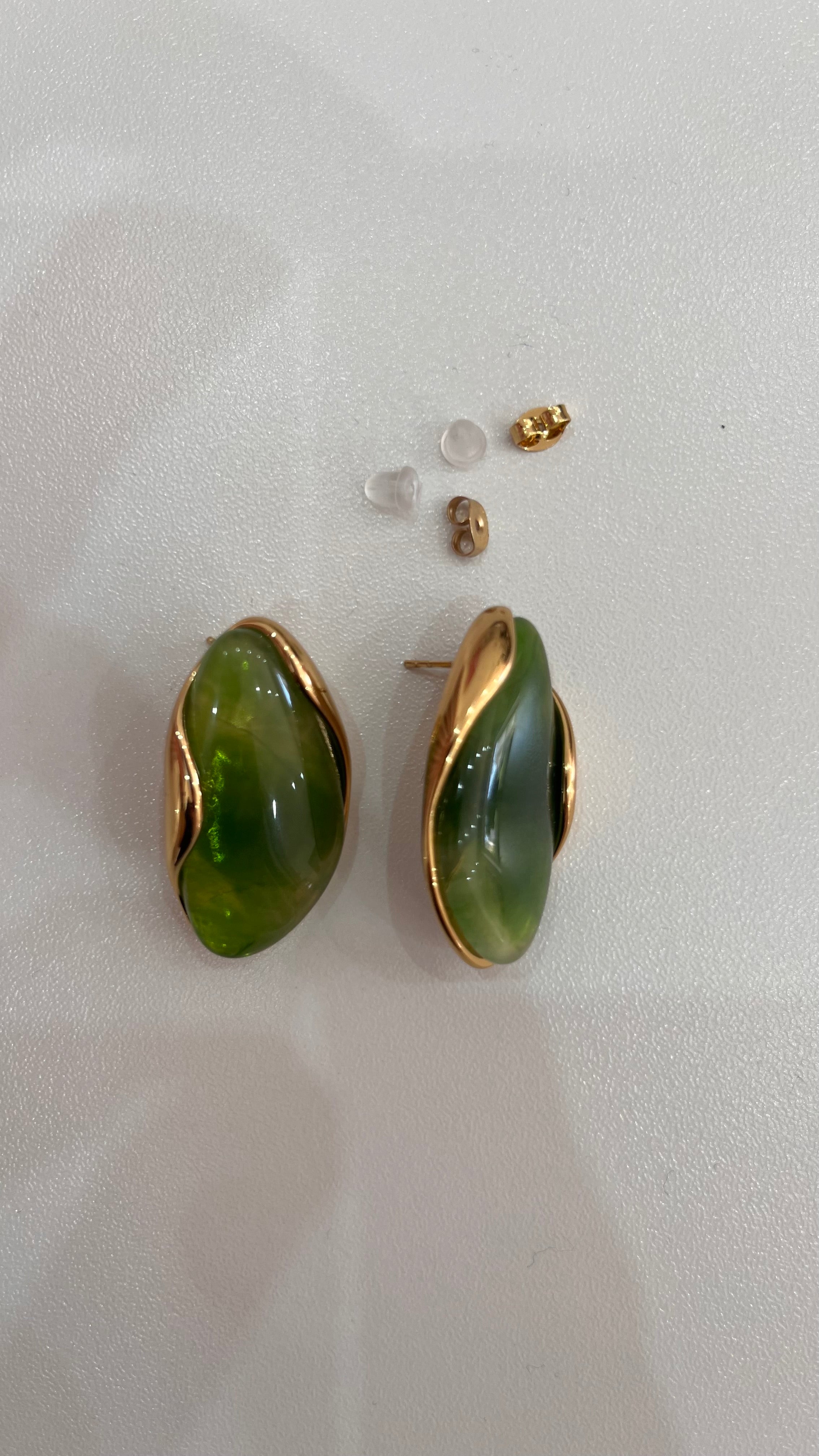 Orecchini Dafne – Lobo Oversize con Pietra Verde e Montatura Dorata