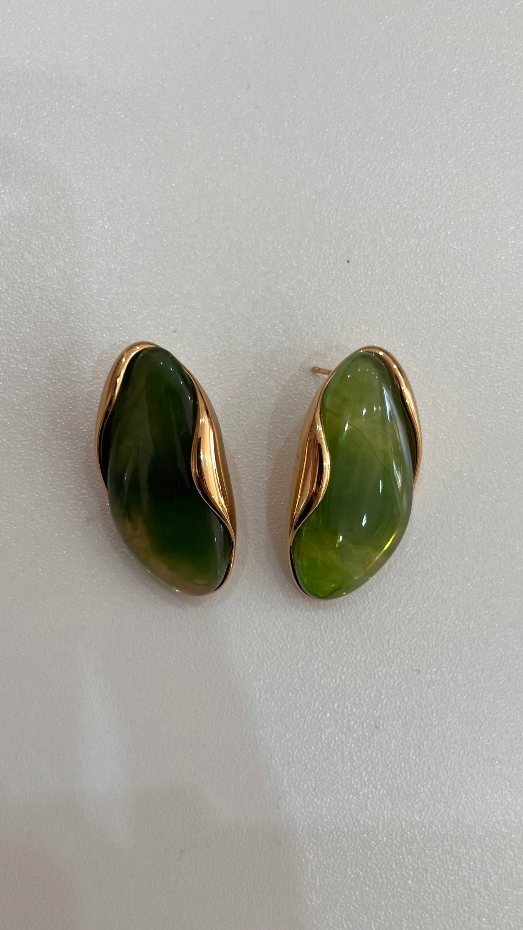 Orecchini Dafne – Lobo Oversize con Pietra Verde e Montatura Dorata
