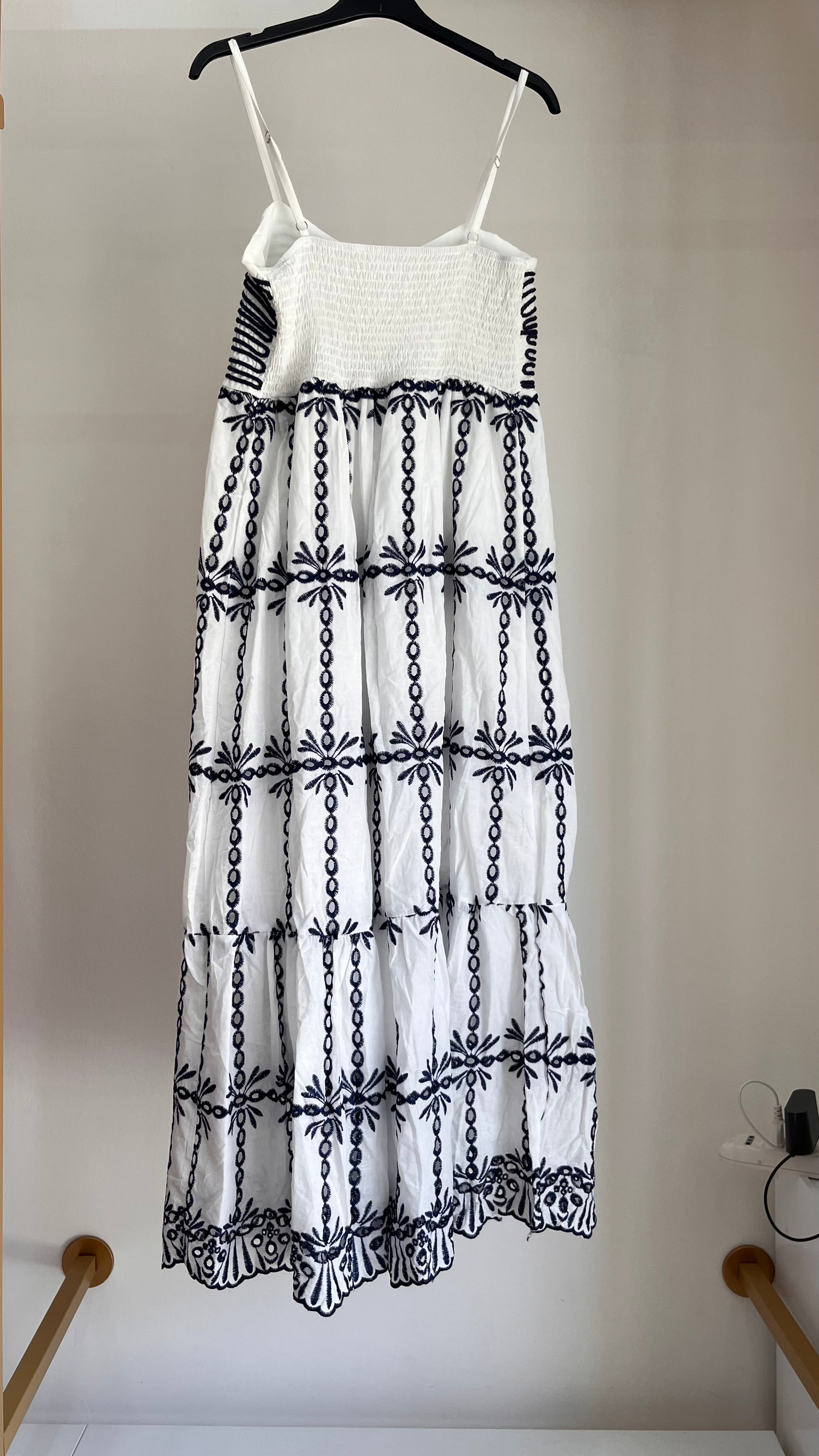 Vestito Daniela — Abito Lungo Bianco con Ricami Blu Navy